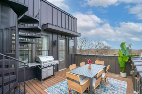 Roof Deck Grill VIEWS 2 Miles from Broadway